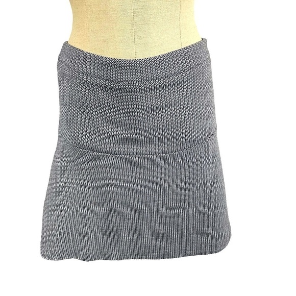 Loft Skirt Women Sz 0 Mini Chevron Pattern Side Zipper Black White Swing - Picture 1 of 9